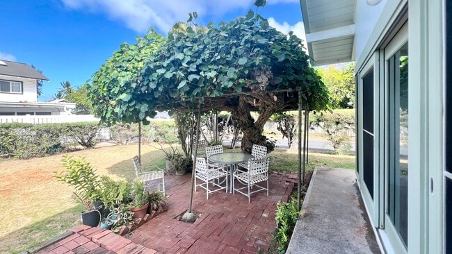 Building Photo - AVAILABLE NOW! PARTIALLY RENOVATED 2 BEDRO...