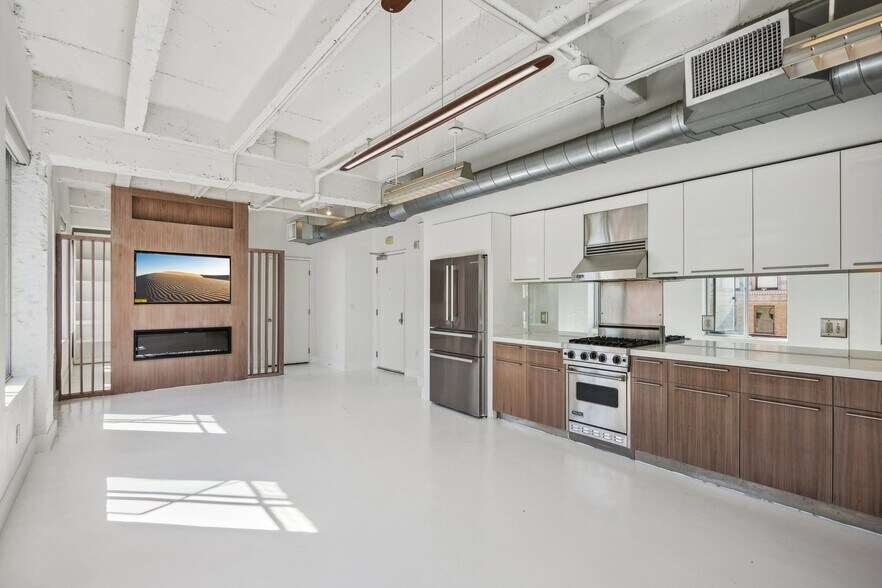 Building Photo - 6253 Hollywood Blvd