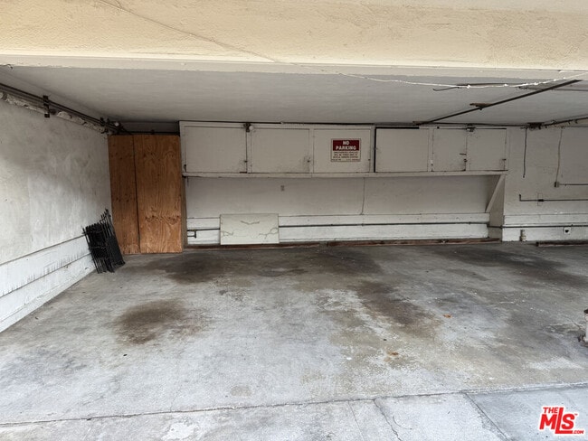 Building Photo - 245 S Swall Dr