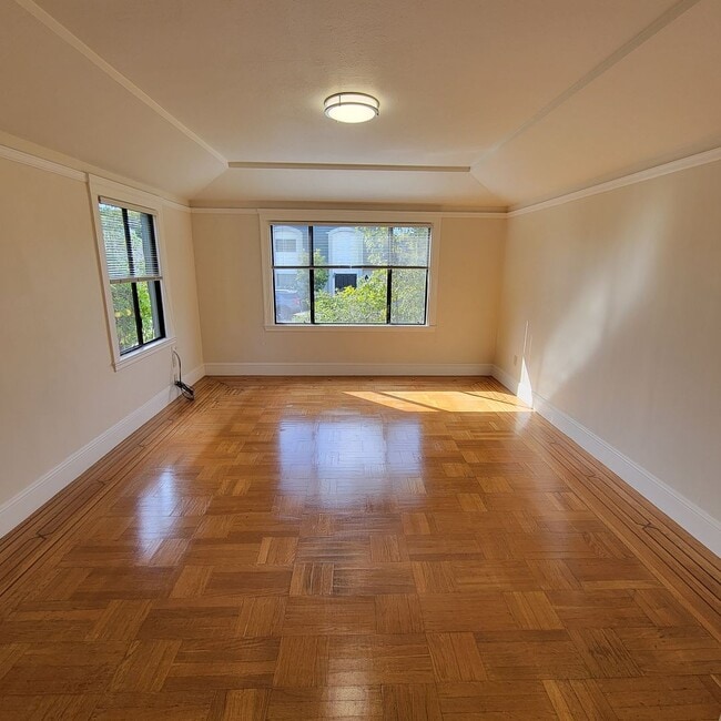 Building Photo - 950 Fremont St