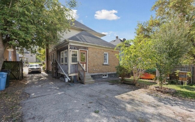 Building Photo - 506 W Oakland Ave