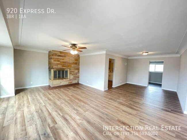 Building Photo - 920 Express Dr