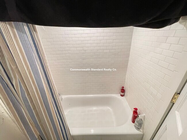 Building Photo - 48 Beacon St