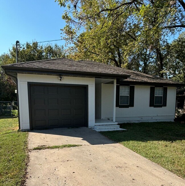 Adorable 3 bedroom 1.5 bathroom 1 car 1621 N Hillcrest Ave