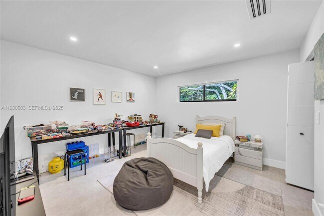 Building Photo - 11340 SW 74th Ct