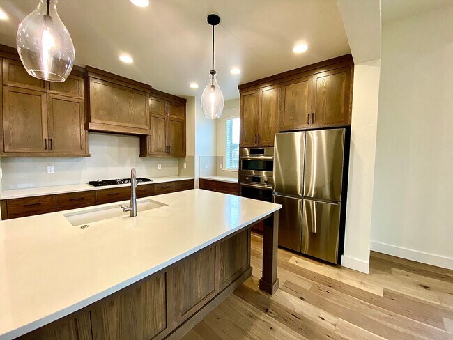 Building Photo - Beautiful Custom 6 Bedroom (2 Primary Bedr...