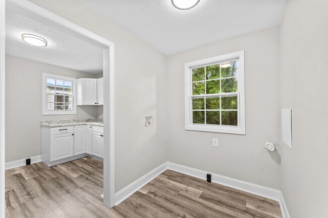 Building Photo - Freshly Renovated 2 Bed, 1 Bath – Prime Location Near Downtown Knoxville!