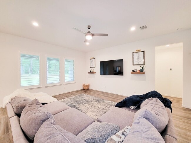 Building Photo - BEAUTIFUL 4 BEDROOM 2 BATH HOME WITH ALL THE UPGRADES ON 1 ACRE LOT IN NEW WAVERLY, TEXAS
