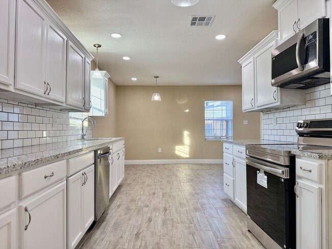 Building Photo - House For Rent