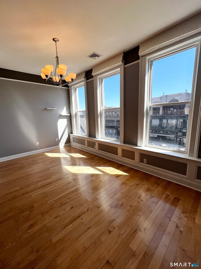 Building Photo - 353 Main St