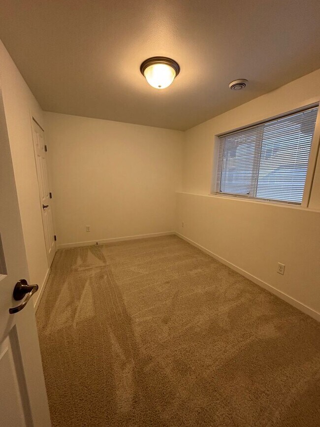 Building Photo - 3 Bed 3 Bath Townhome