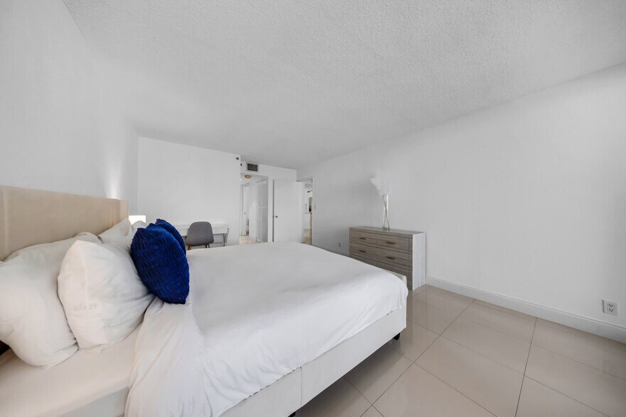 Building Photo - 1717 N Bayshore Dr