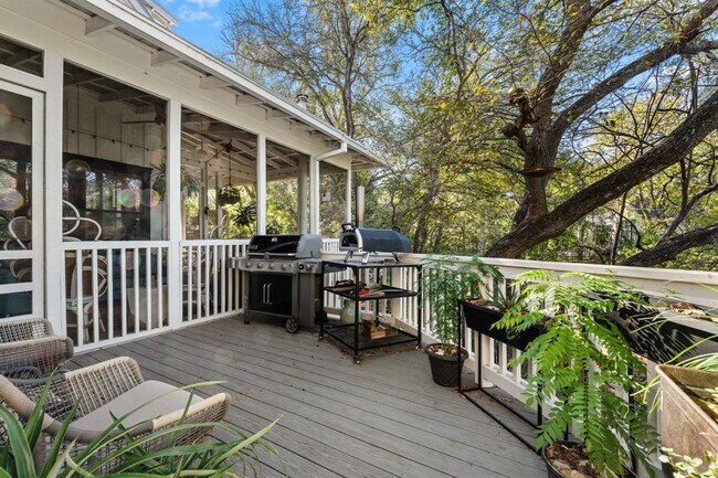 Building Photo - 703 E Live Oak St