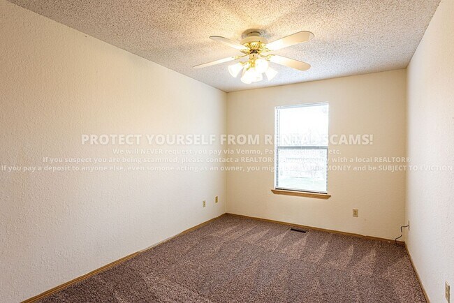 Building Photo - 684 W Martha Dr