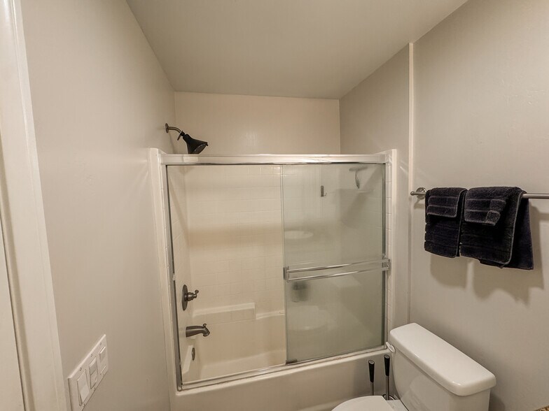 Building Photo - 5252 Balboa Arms Dr