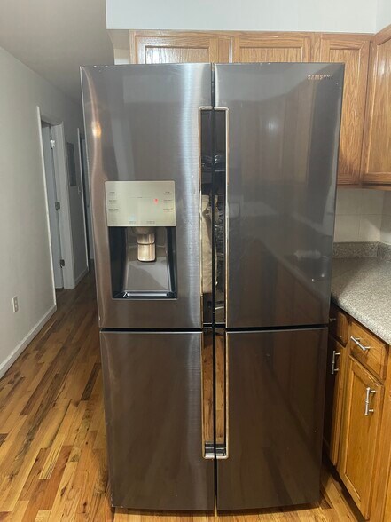 Building Photo - 613 S Park St