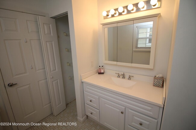 Building Photo - 145 Pine Oak Blvd