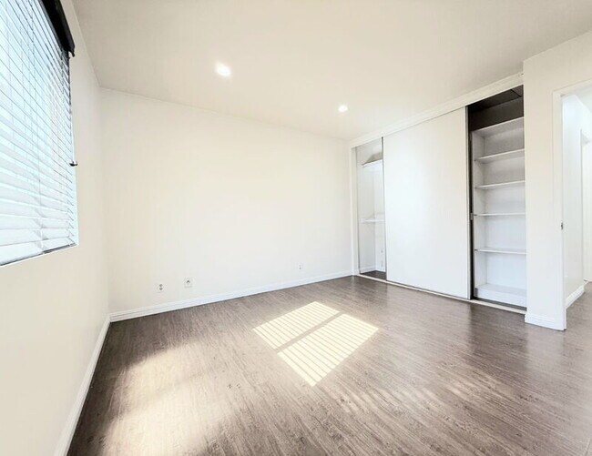 Building Photo - 809 E Acacia Ave