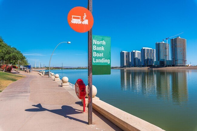 Building Photo - 945 E Playa Del Norte Dr