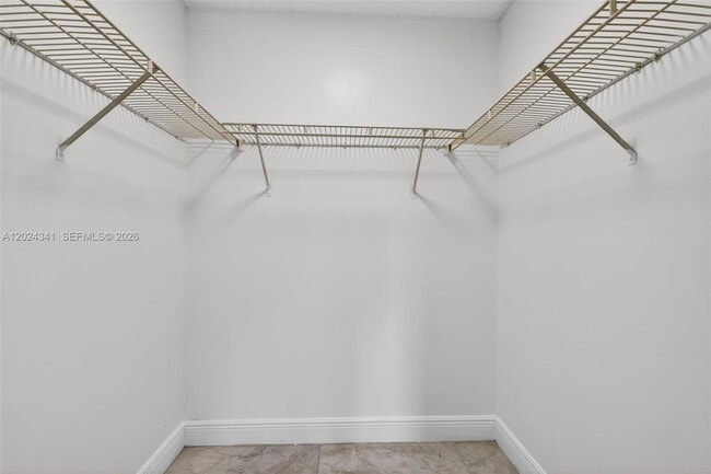 Building Photo - 9654 Sun Pointe Dr