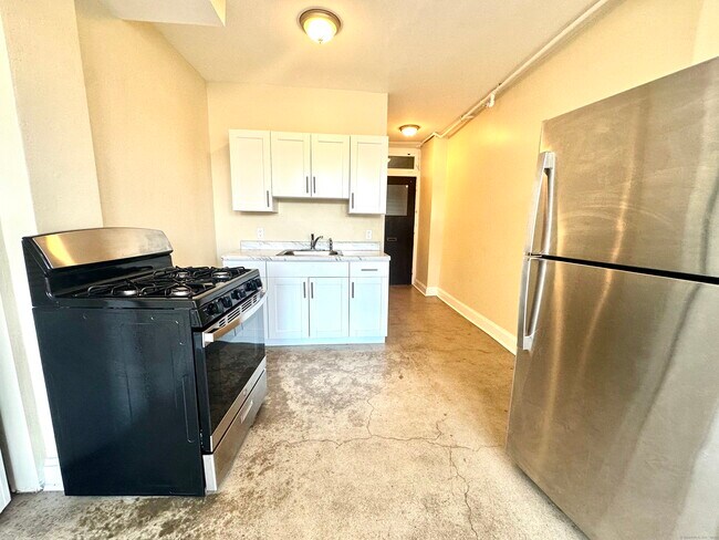 Building Photo - 77 Bank St