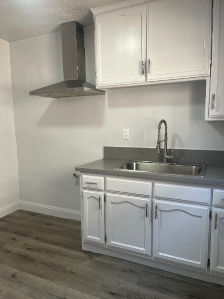 Building Photo - 7833 Towne Ave