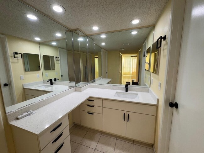 Building Photo - 901 Cypress Terrace