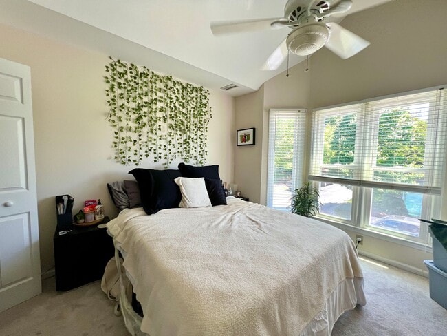 Building Photo - Updated Townhome w/ garage and Fenced Pati...