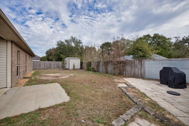 Building Photo - MOVE-IN SPECIAL!