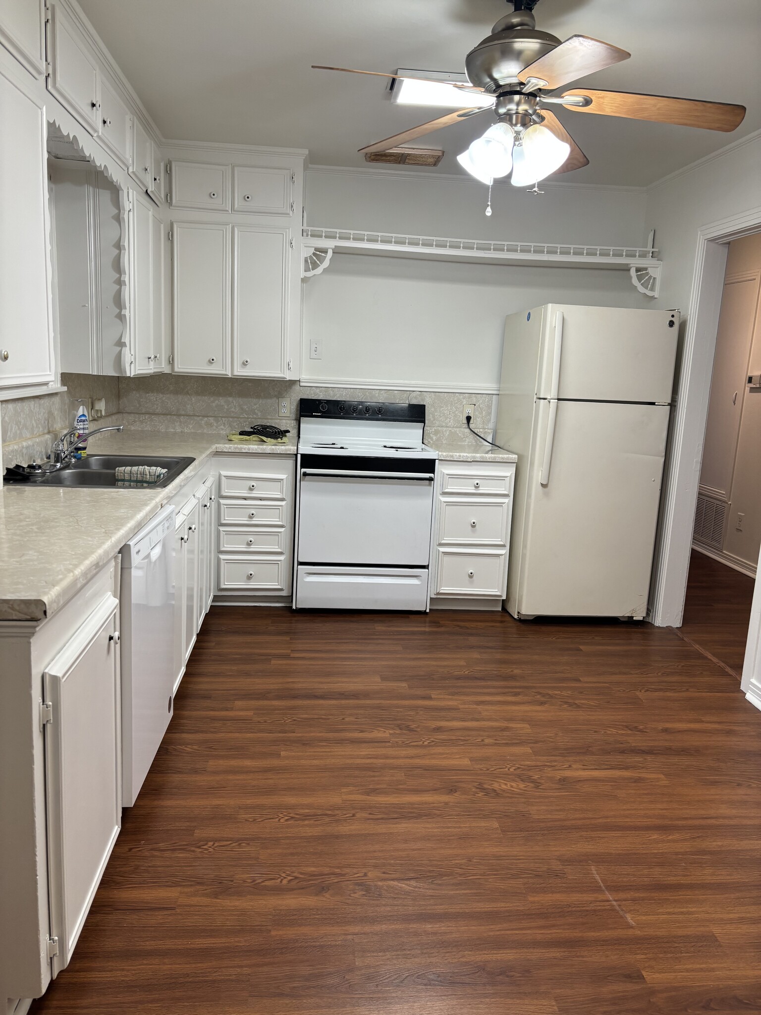 Kitchen - 1300 E Hankerson St