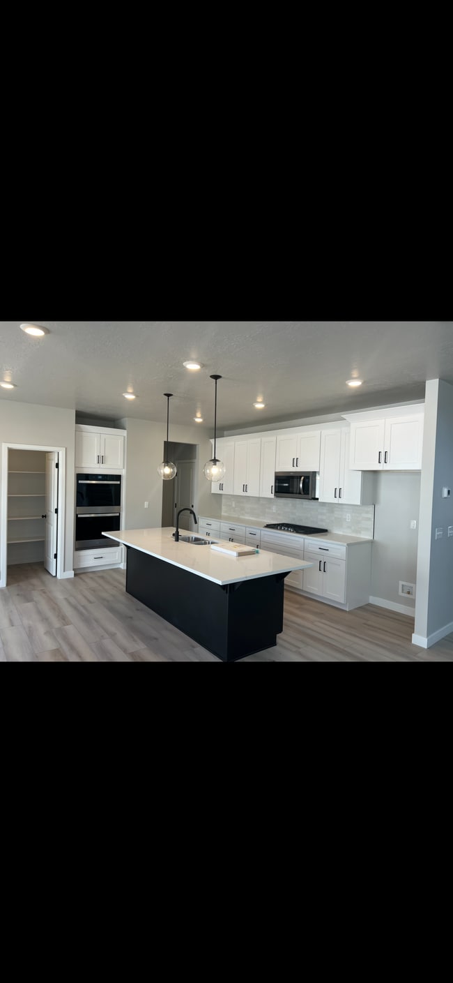 Building Photo - 339 East Mistilake