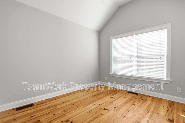 Building Photo - 1124 5th Ave