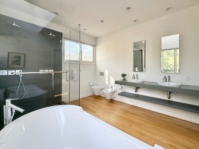 Building Photo - Seasonal Rental : EH Contemporary with Pool & Private Tennis