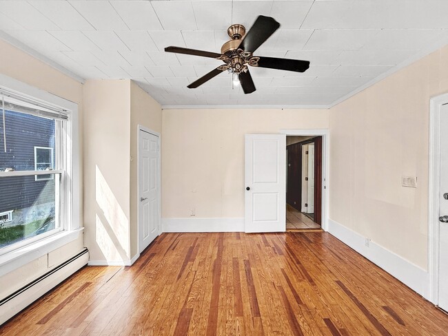 Building Photo - 28 Meadow St
