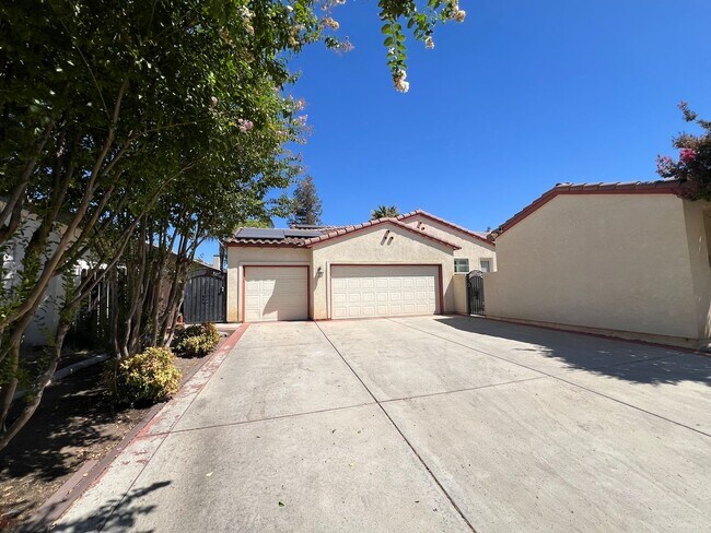 Building Photo - Charming 3 bedroom 2.5 bath!