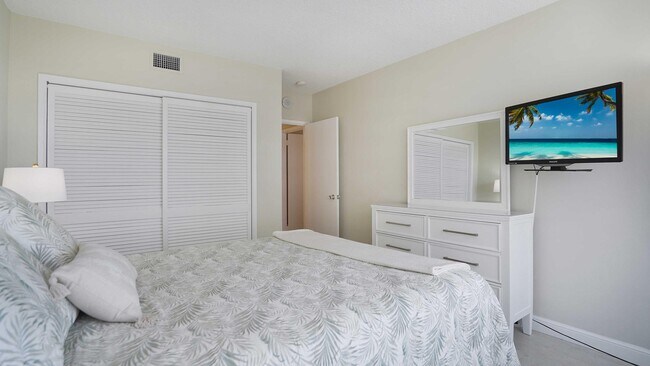 Building Photo - 4010 Galt Ocean Dr