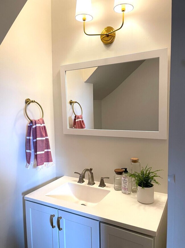 Building Photo - Renovated Historic One Bedroom Apartment D...