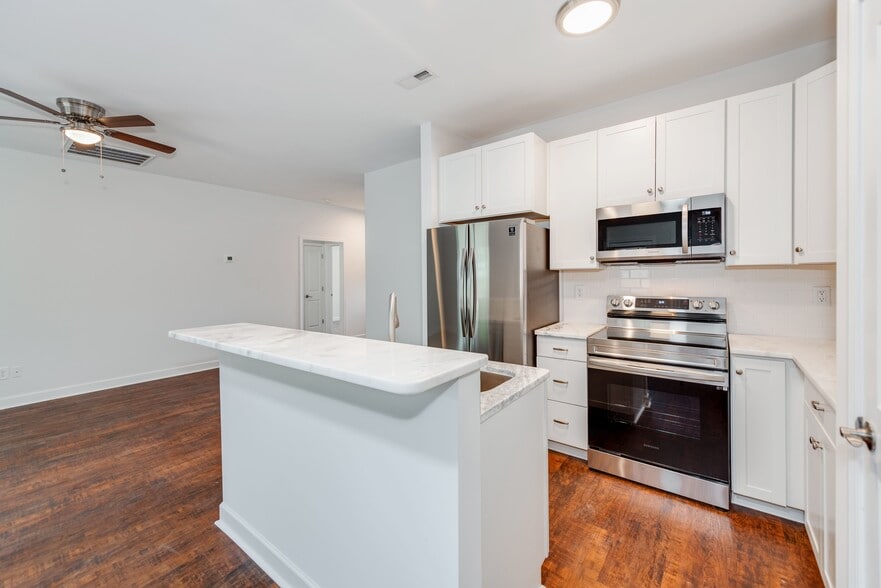 Building Photo - 922 W Davidson Ave