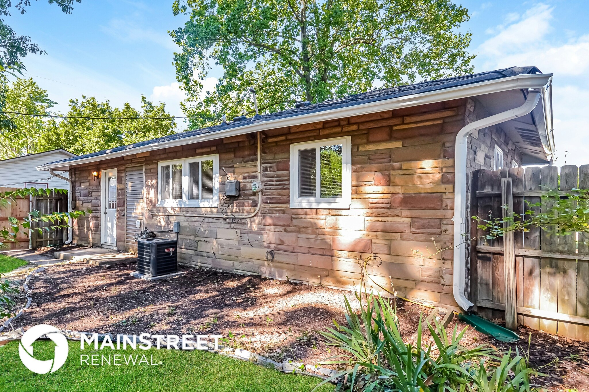 Building Photo - 2813 Falcon Dr