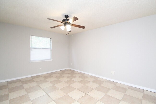Building Photo - Spacious Tierra Villas Home with Vaulted Ceilings, Fireplace & Covered Patio