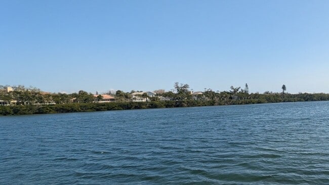 Building Photo - Seasonal/short term 2/2 condo rental with full water view on Longboat Key.