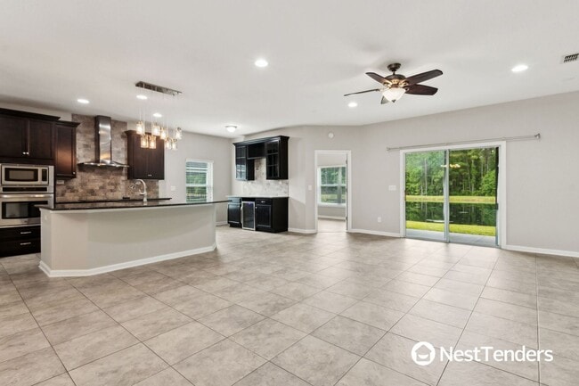 Building Photo - Five Bedroom Beauty in Plummer Creek!