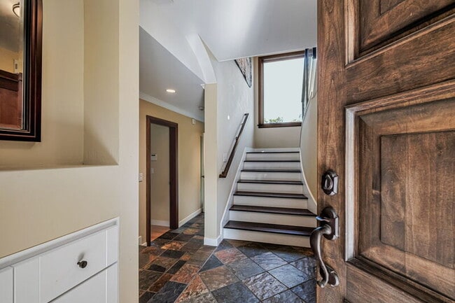 Building Photo - 275 La Vida Dr