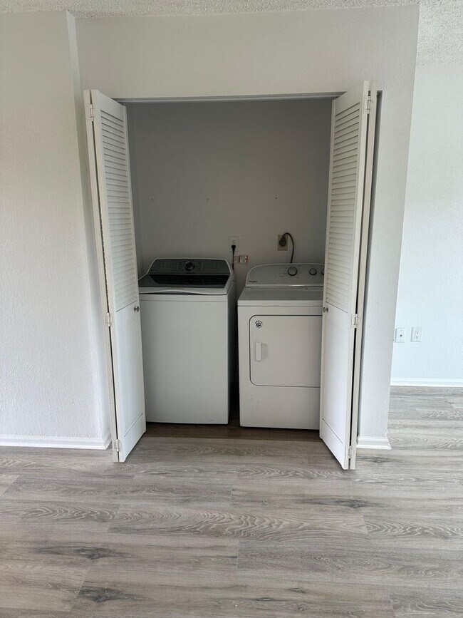Building Photo - Lake Bentley Shores Condo for Rent | 2 Bed | 2 Bath