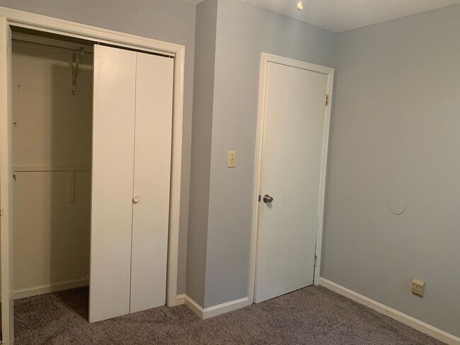 Building Photo - Renovated Townhome Near UNC, Downtown, fle...