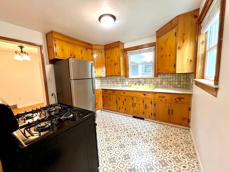 Building Photo - 706 Grand Ave NE