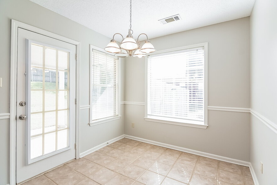 Building Photo - 9785 Kingsridge Dr