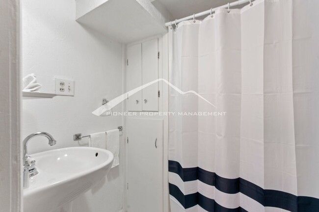 Building Photo - Lovely 3 bedroom home in the Highlands Nei...