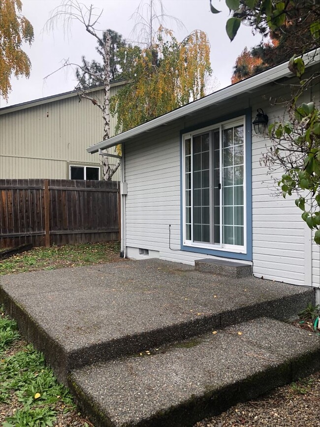 Building Photo - 3 Bedroom 2 Bath Single Family Home