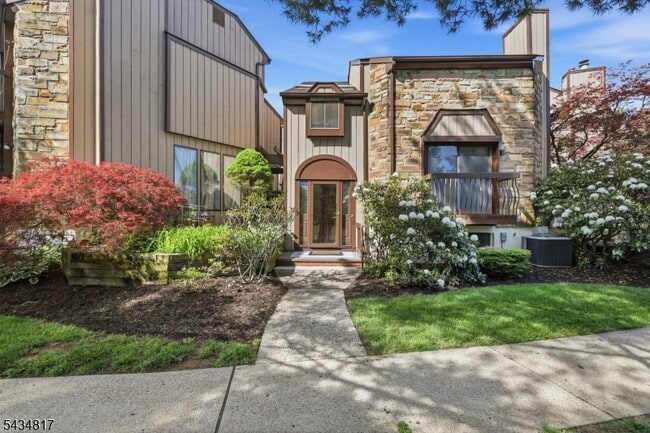 Building Photo - 15 Delbarton Ct